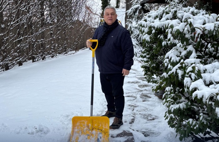 „Kiszabadultunk!” – Orbán Viktor hólapáttal a kezében kezdte a napot
