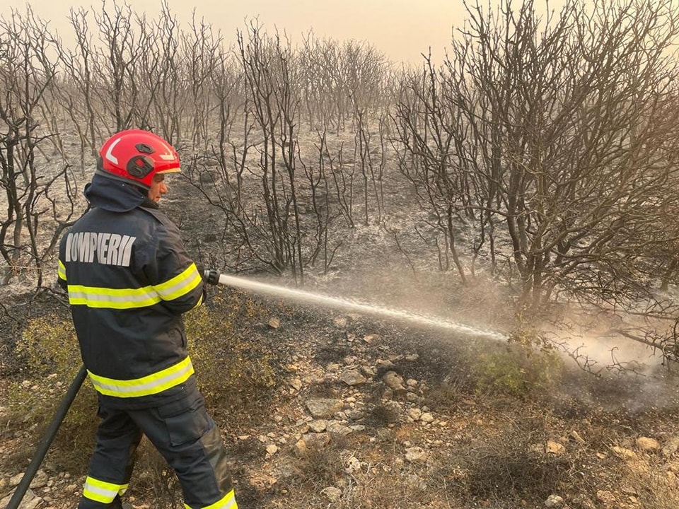Pompierii români, trimiși din nou în Grecia. Imagini de la prima lor misiune, la un incendiu care amenință un spital