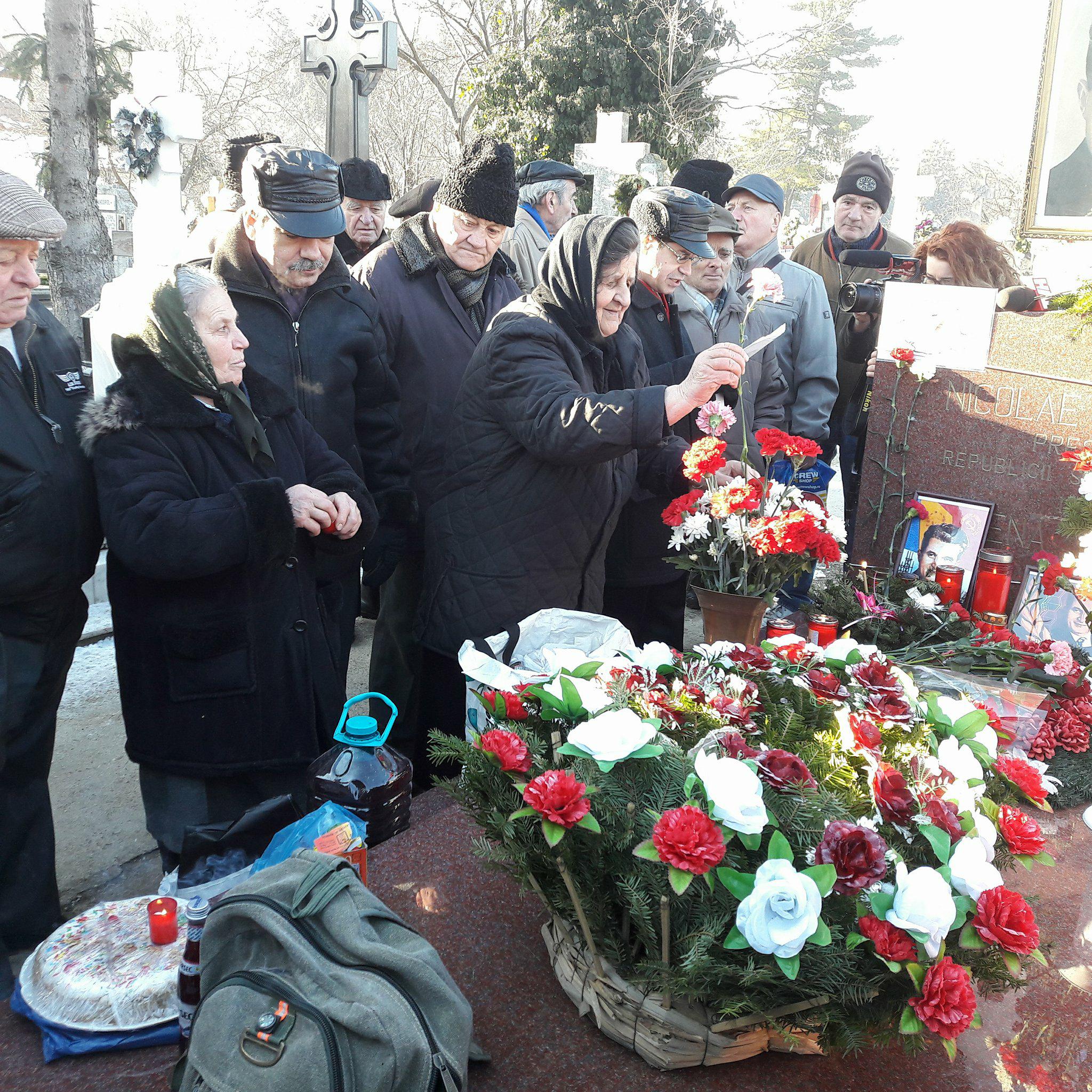Nicolae Ceaușescu ar fi împlinit 100 de ani. Zeci de nostalgici s-au adunat la cimitirul Ghencea / FOTO