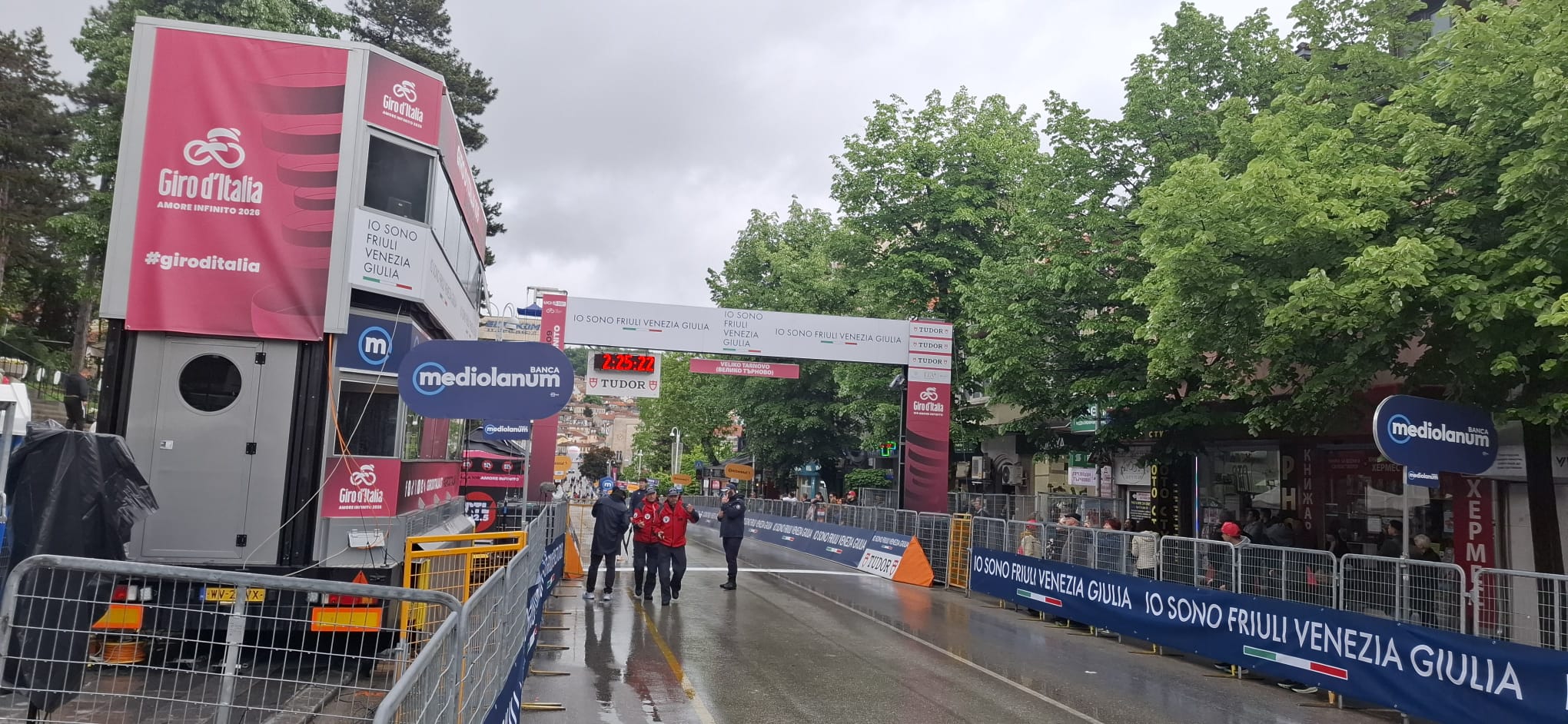 Ce ne-a plăcut și ce nu ne-a plăcut la Il Giro 2026 din Bulgaria. Cum au făcut speculă oficială și de ce am ajuns noi cu pantalonii rupți în tur și rutierii în fundul gol!