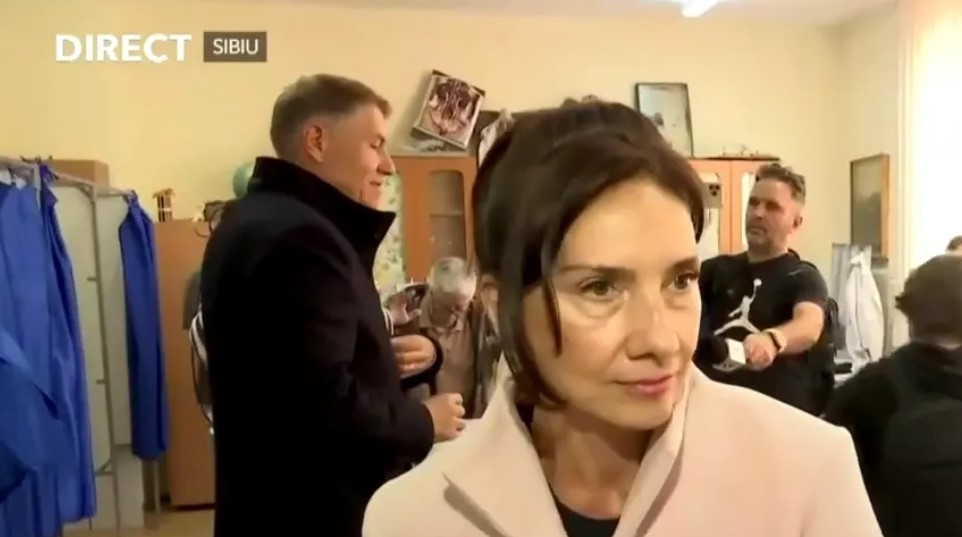 Cum și-a făcut Carmen Iohannis apariția la secția de votare din Sibiu. L-a ținut de mână pe Klaus Iohannis
