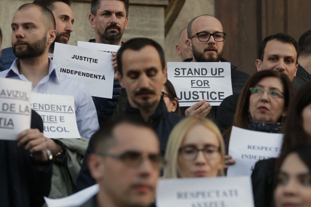 Un nou protest al magistraților la Palatul de Justiție din București. „Suntem aici pentru a apăra independența justiției” / FOTO