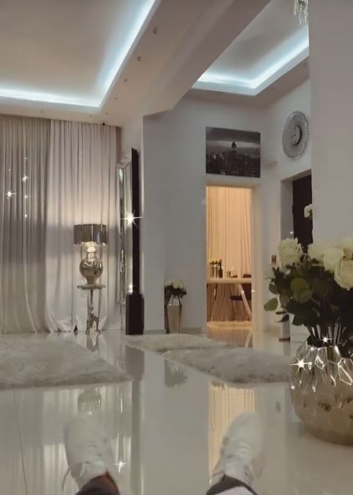 Cum și-a decorat Oana Zăvoranu casa de Crăciun. Imagini cu bradul spectaculos al actriței