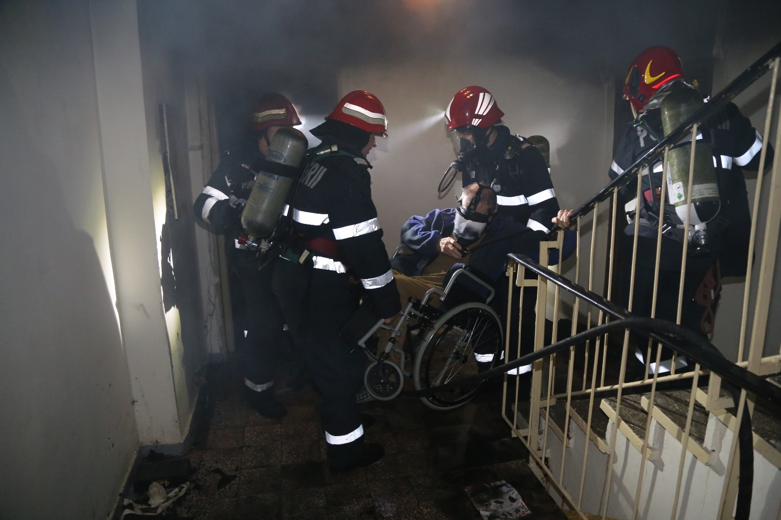 Zeci de oameni, evacuați în urma unui incendiu în București, pe bulevardul Râmnicu Sărat