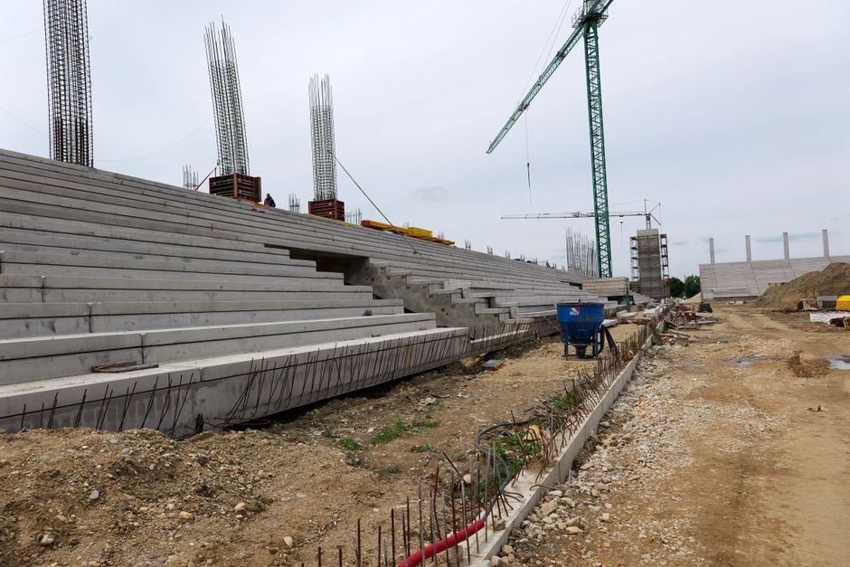În umbră, la Timișoara se ridică un stadion de 23 de milioane de euro, care ignoră austeritatea