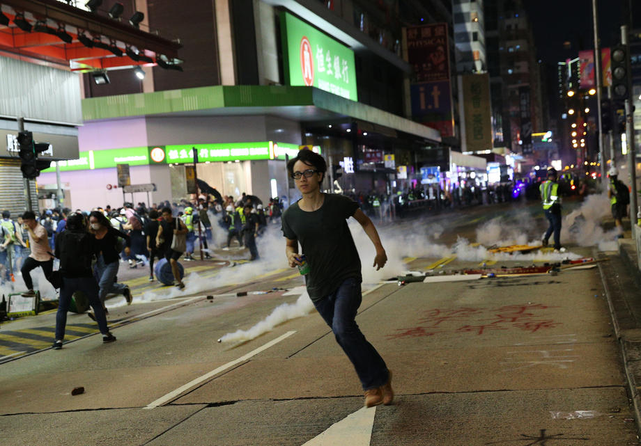 Violențe la Hong Kong. Poliția a pus substanțe iritante în tunurile cu apă, protestatarii au distrus sute de magazine și bănci