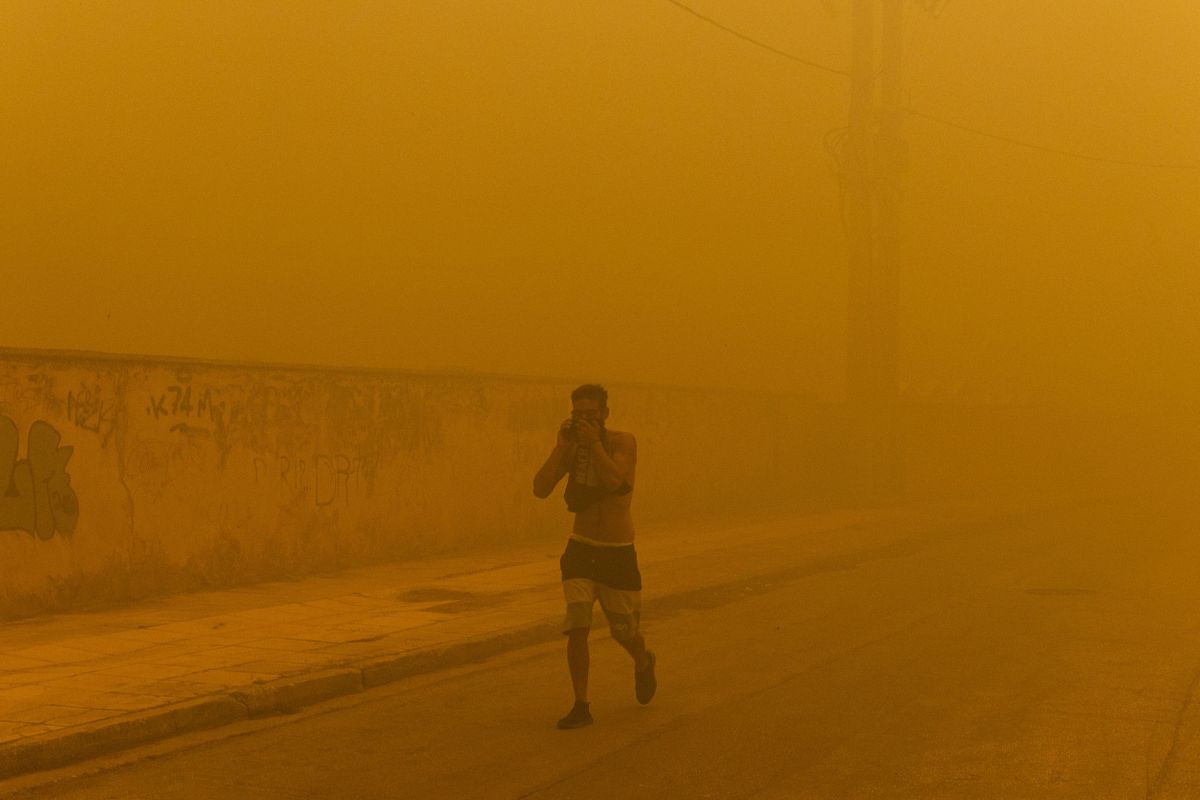 Incendii de vegetație în Grecia. O persoană, găsită decedată într-un magazin distrus de flăcări, la periferia Atenei