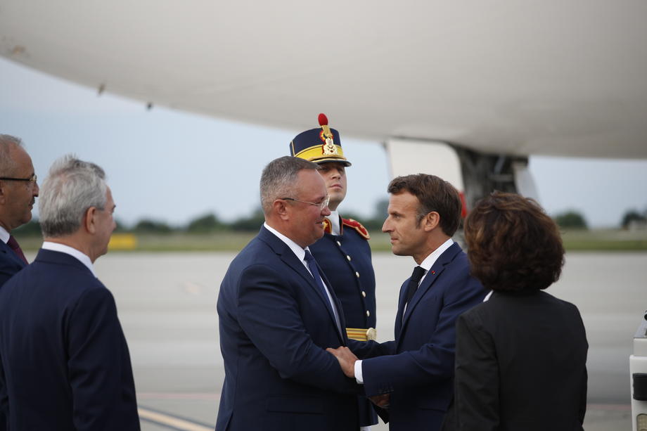Emmanuel Macron a ajuns la baza Kogălniceanu marți seară. Miercuri dimineață se întâlnește cu Klaus Iohannis