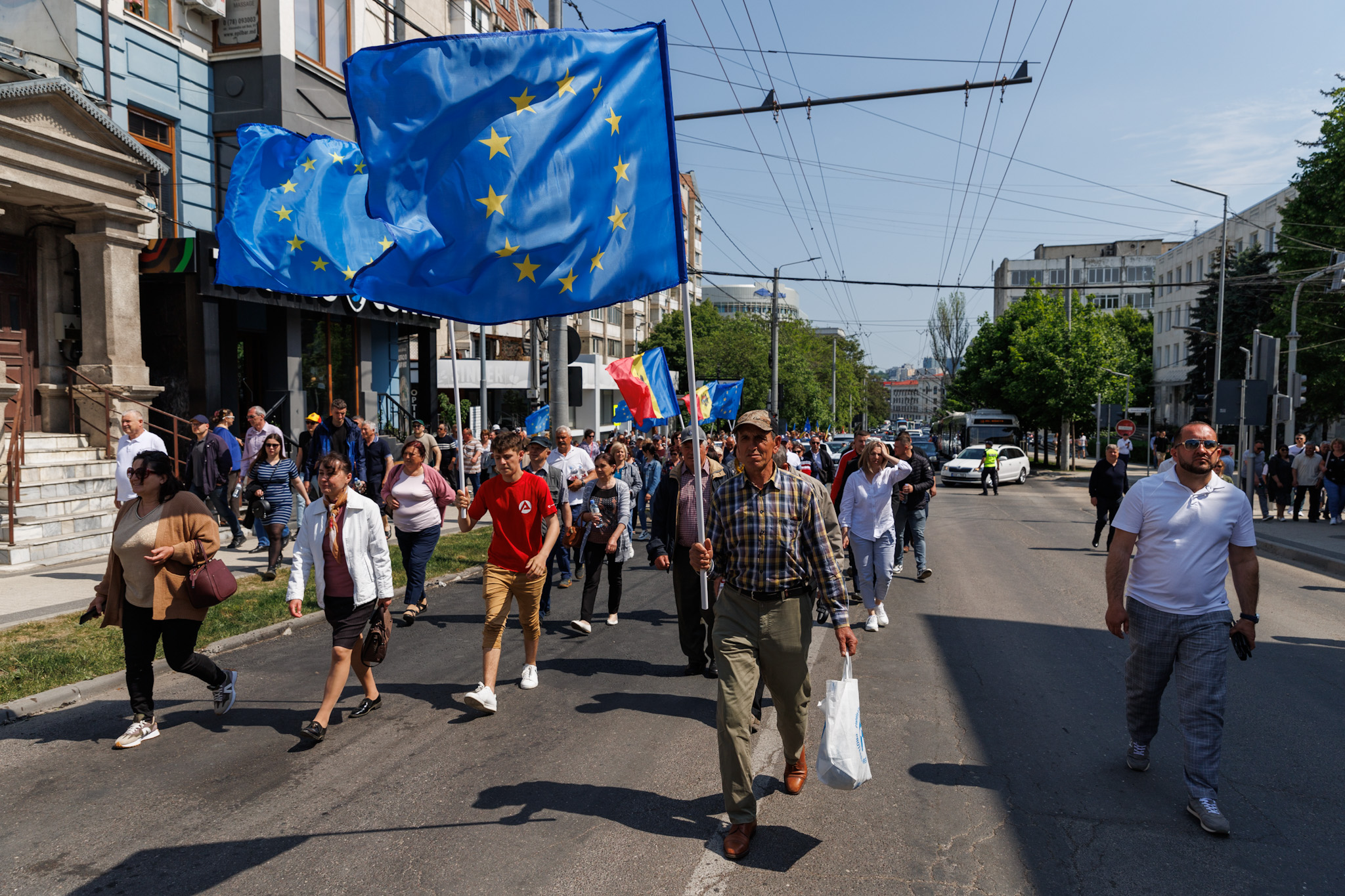 REPORTAJ. Marșul moldovenilor spre Vest a trecut peste șoselele pavate de sovietici. Libertatea a mers cu un autocar cu manifestanți spre piața din Chișinău în care 80.000 de oameni au strigat că vor în Europa