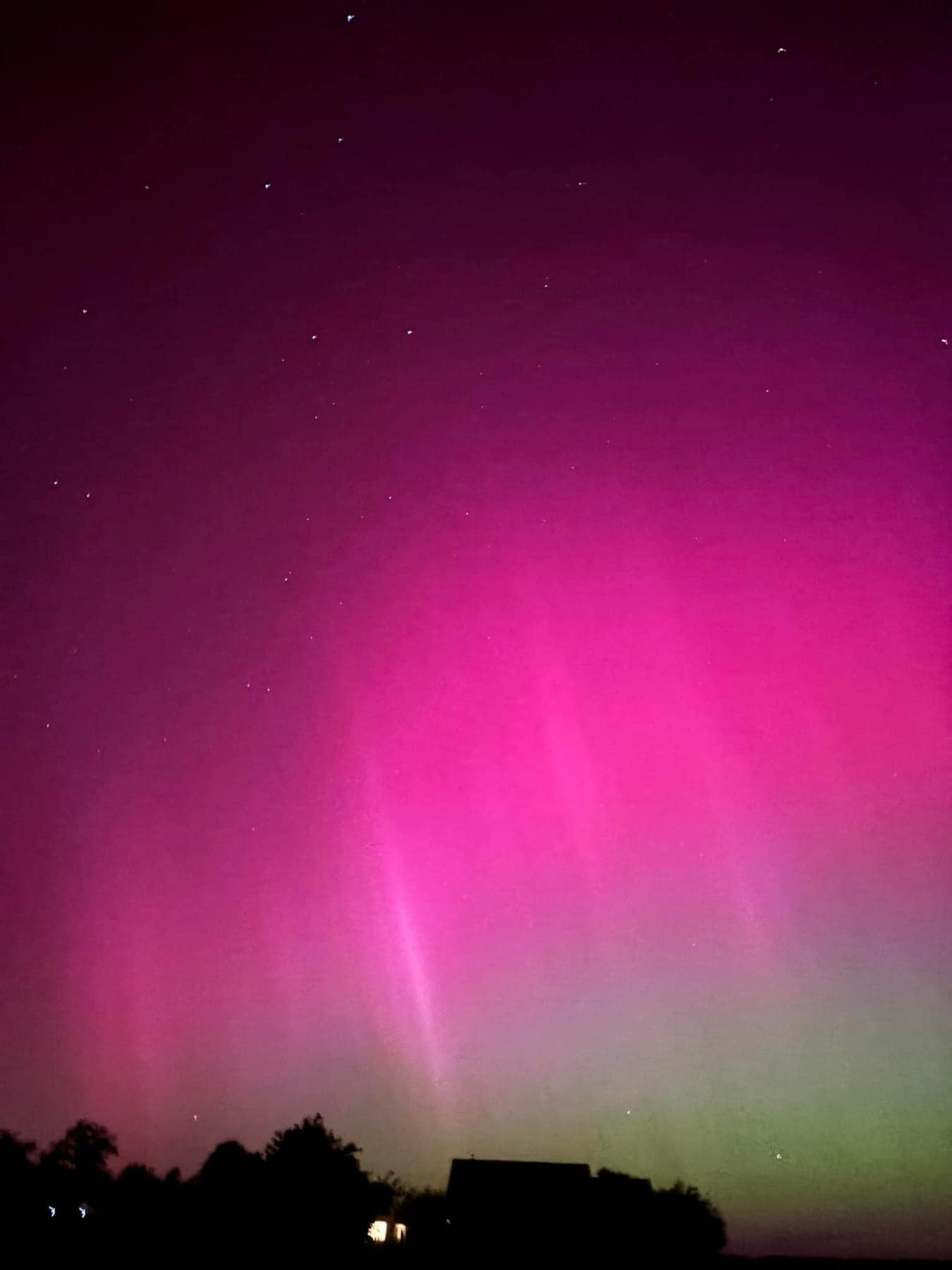 Aurora boreală, vizibilă în România. Spectacolul ceresc, provocat de cea mai puternică furtună solară din ultimele decenii. FOTO