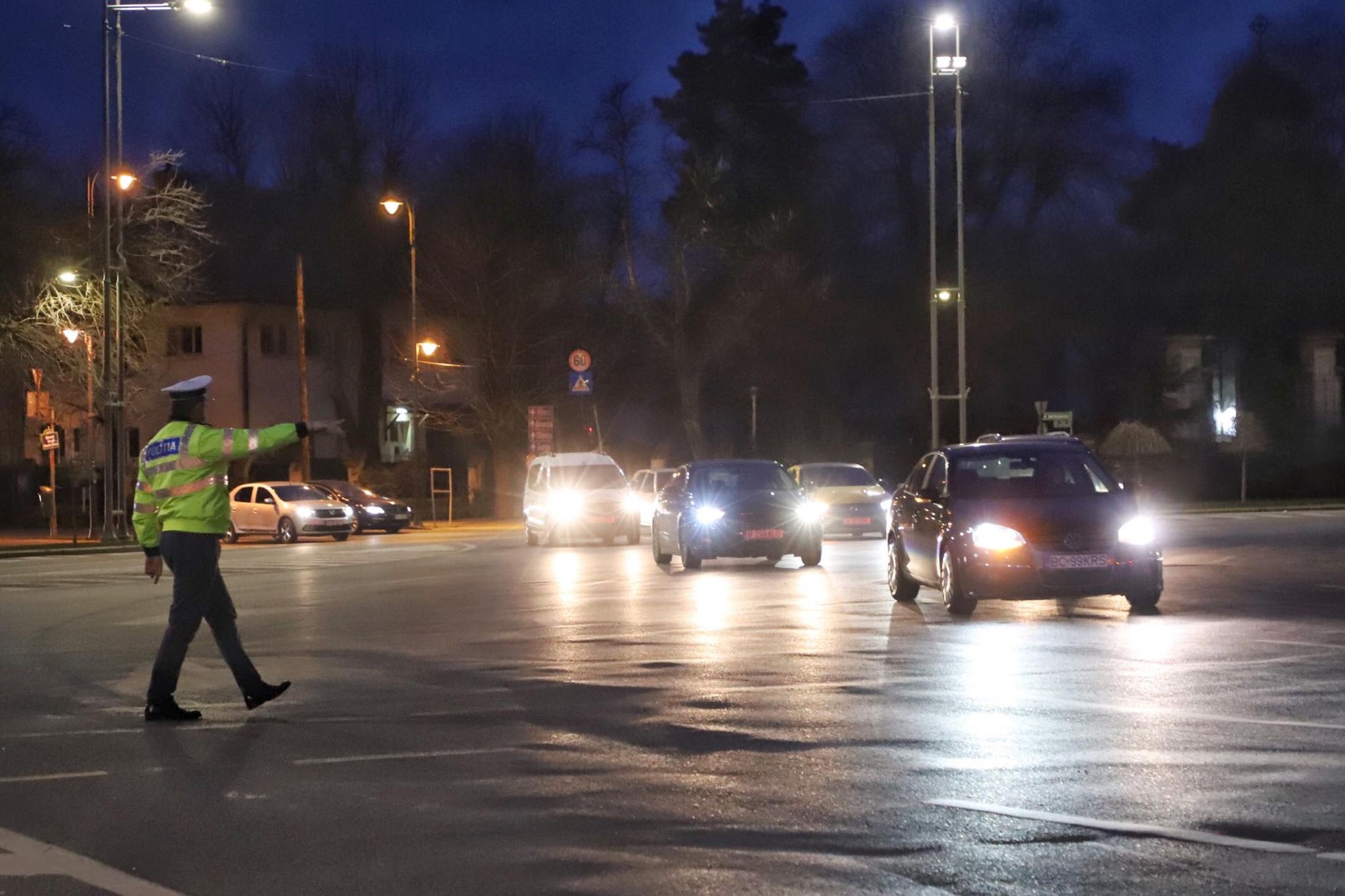Zeci de filtre în București, în prima zi cu noile restricții. Circulația, restrânsă de la ora 20.00, în weekend