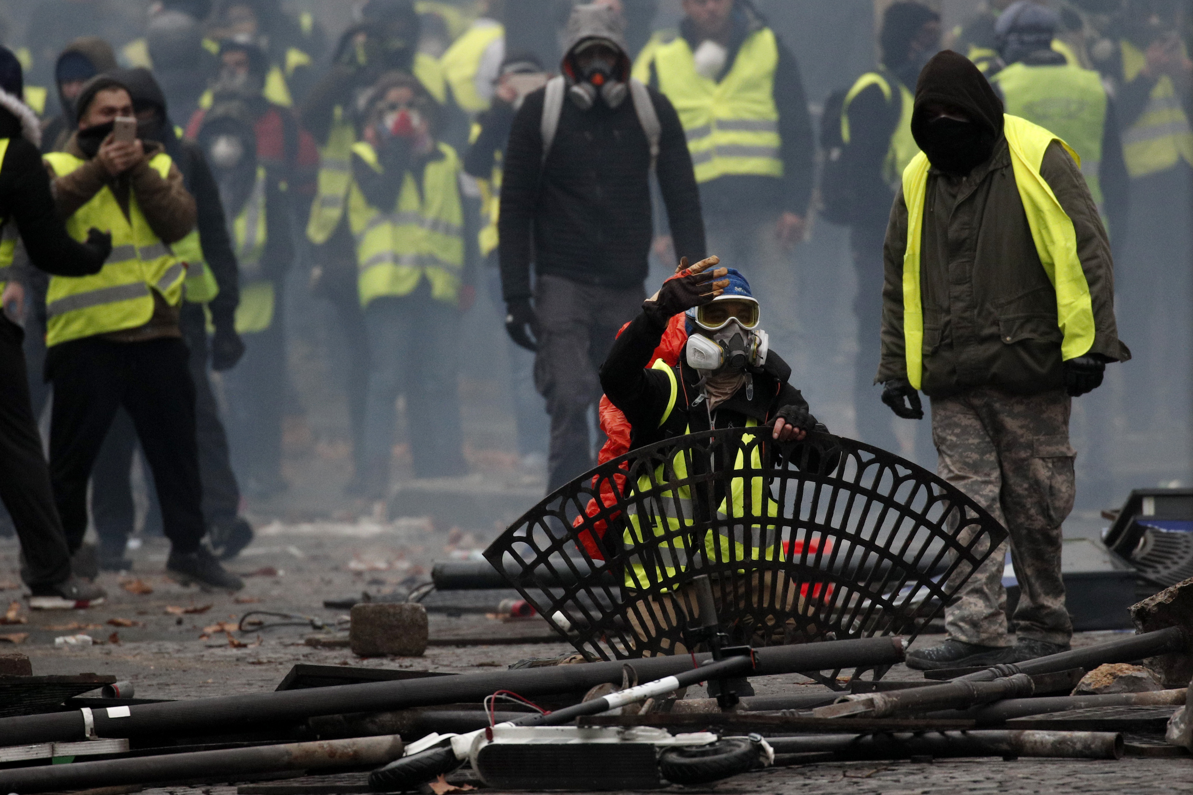 GALERIE FOTO/ Franța ar putea institui stare de urgență după violențele de sâmbătă din Paris. Mașini și clădiri au fost incendiate, iar sute de persoane au fost rănite