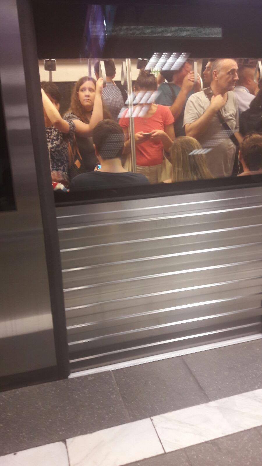 Haos pe linia de metrou Pipera - Berceni. Călătorii au fost dati jos din tren si rugați să meargă pe peronul celalalt