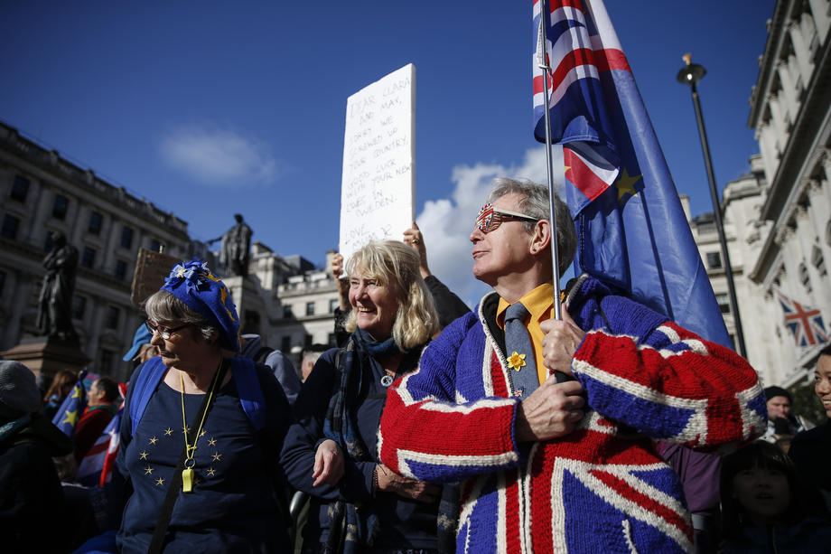 BREXIT | Parlamentul britanic a blocat acordul privind ieșirea țării din UE, în timp ce zeci de mii de oameni protestează. Boris Johnson, forțat să ceară o nouă amânare