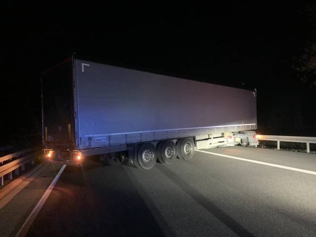 Un șofer de TIR gol pușcă s-a bătut cu polițiștii care l-au găsit cu hainele întinse în fața motorului, pe o autostradă din Germania