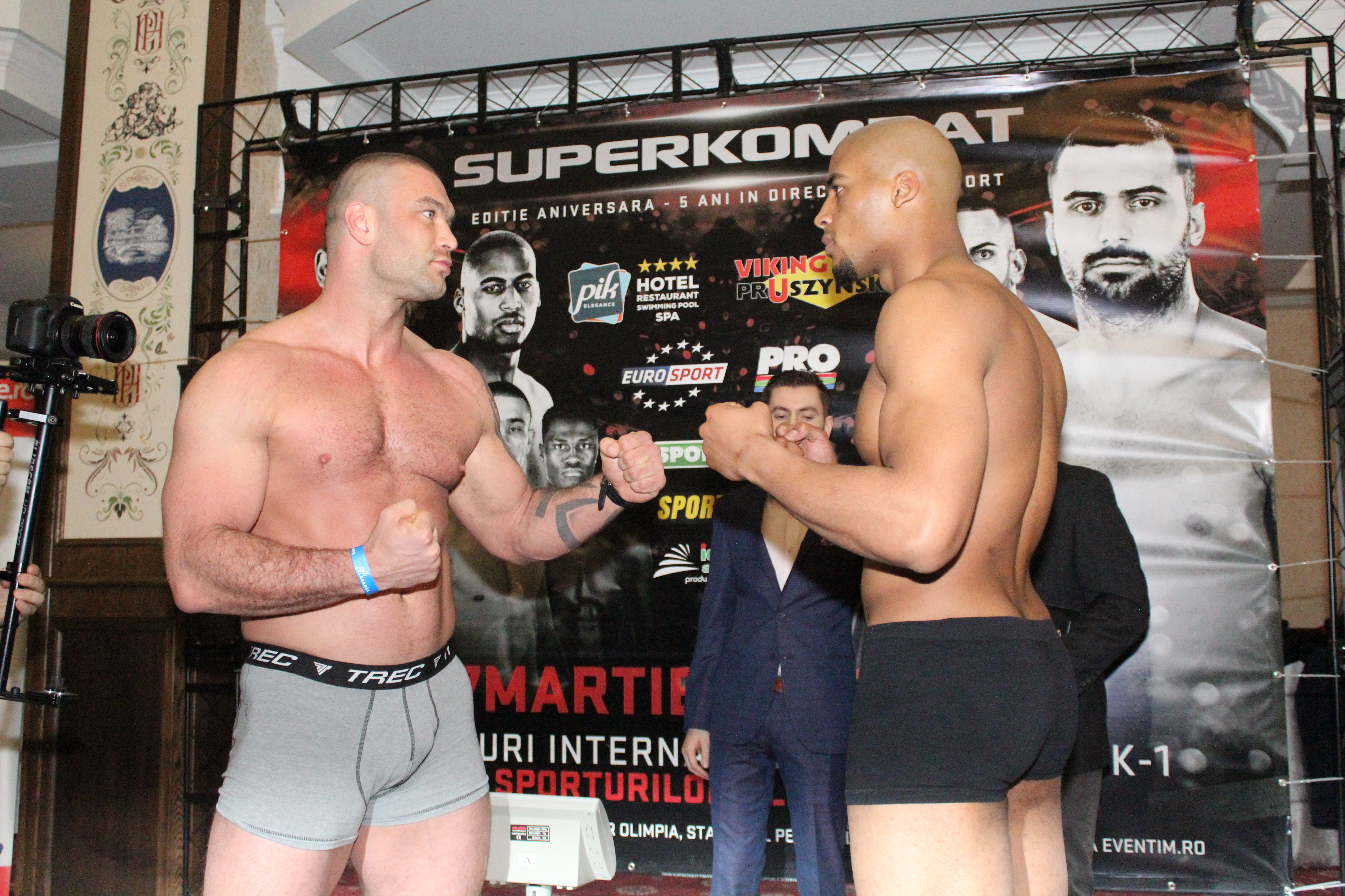 Luptătorii de la Superkombat Ploiești s-au confruntat pentru prima dată la cântarul oficial / GALERIE FOTO