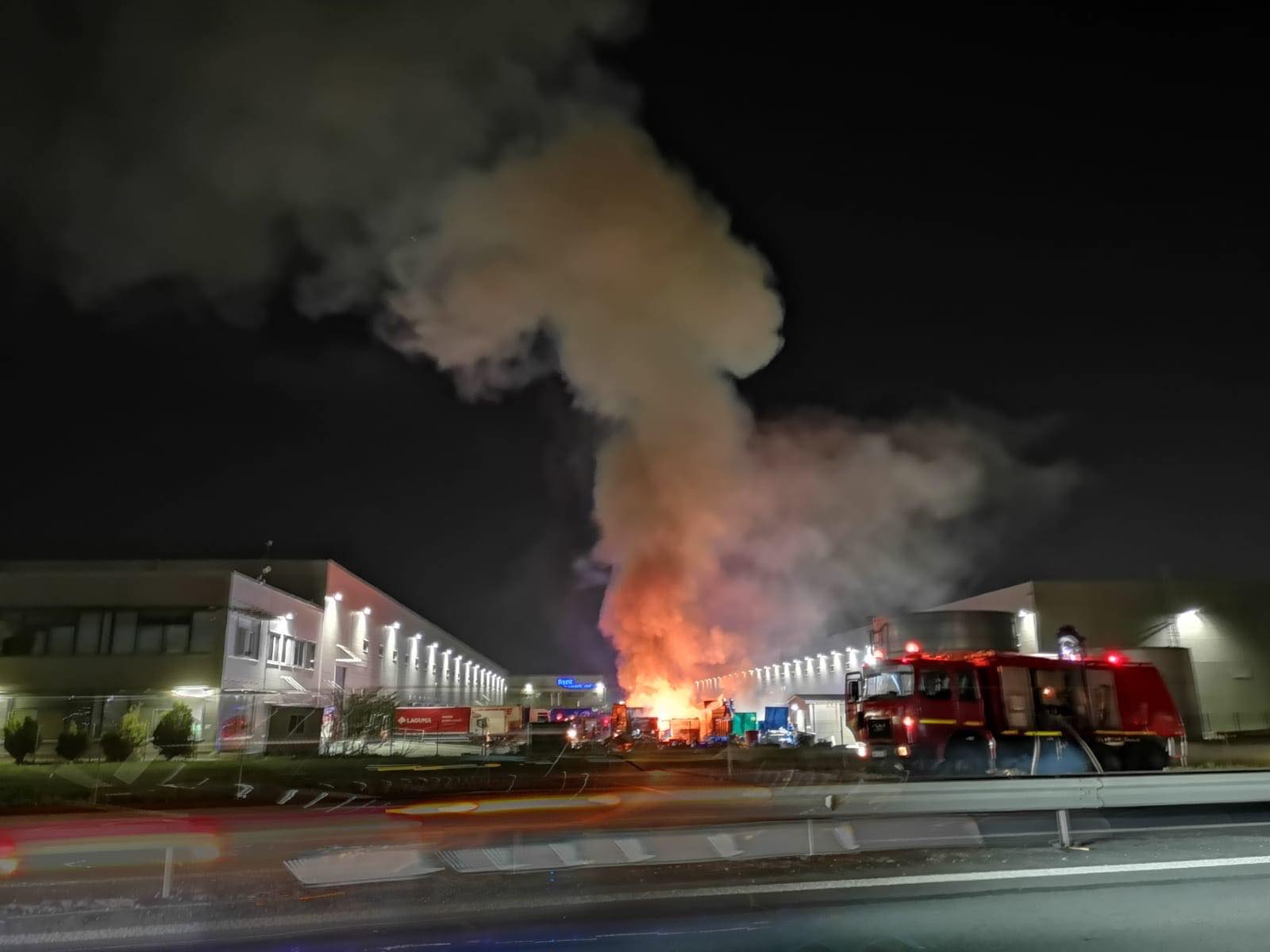 Incendiu în parcarea unui depozit de pe A1, la ieșirea spre Ciorogârla (FOTO & VIDEO)