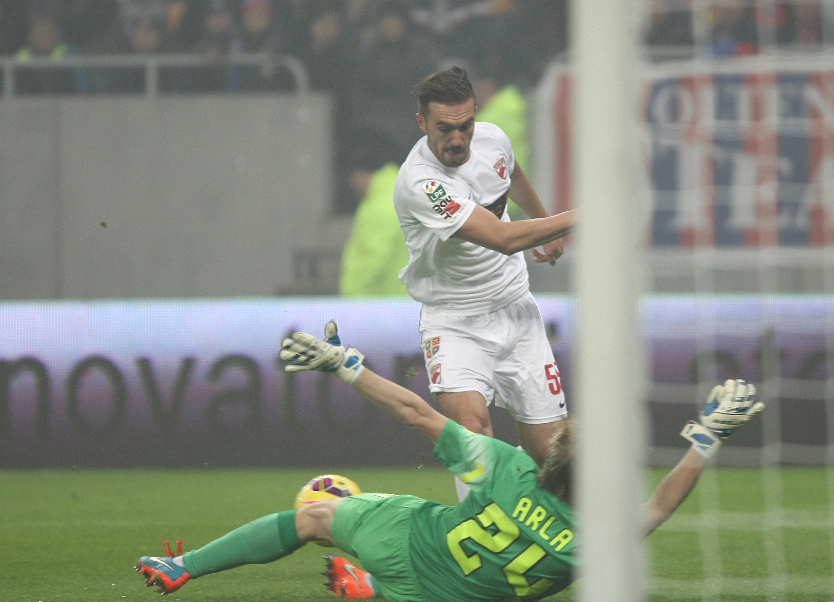 GALERIE FOTO&VIDEO/ DERBY-UL ROMÂNIEI, STEAUA - DINAMO 3-0. ^ Echipa din Ghencea i-a speriat pe ”câini” de Halloween! Szukala, Papp și Keșeru au înscris pentru roș-albaștri. Arlauskis și Bărboianu, loviți de petardele aruncate de suporteri. Băiatul lui Florentin Petre a debutat la Dinamo