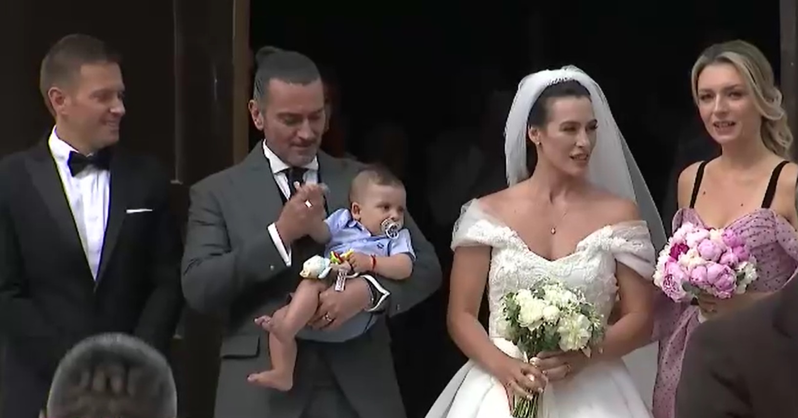 Cătălina Ponor s-a căsătorit religios cu Bogdan Jianu. Mirele și-a făcut o apariție ca în filme, pe cal, iar mireasa în caleașcă