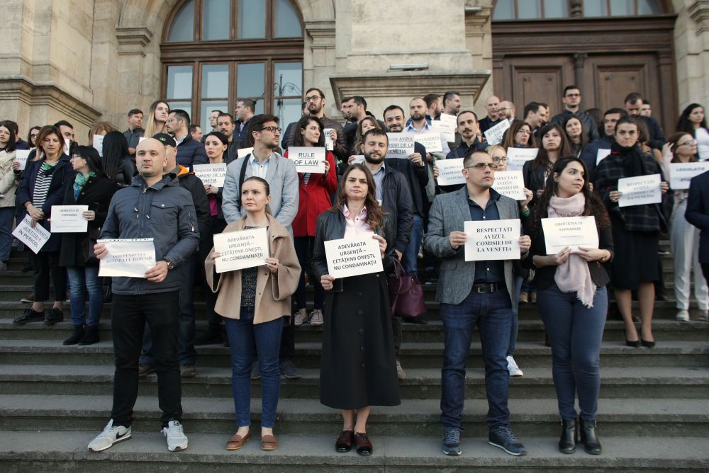 Un nou protest al magistraților la Palatul de Justiție din București. „Suntem aici pentru a apăra independența justiției” / FOTO
