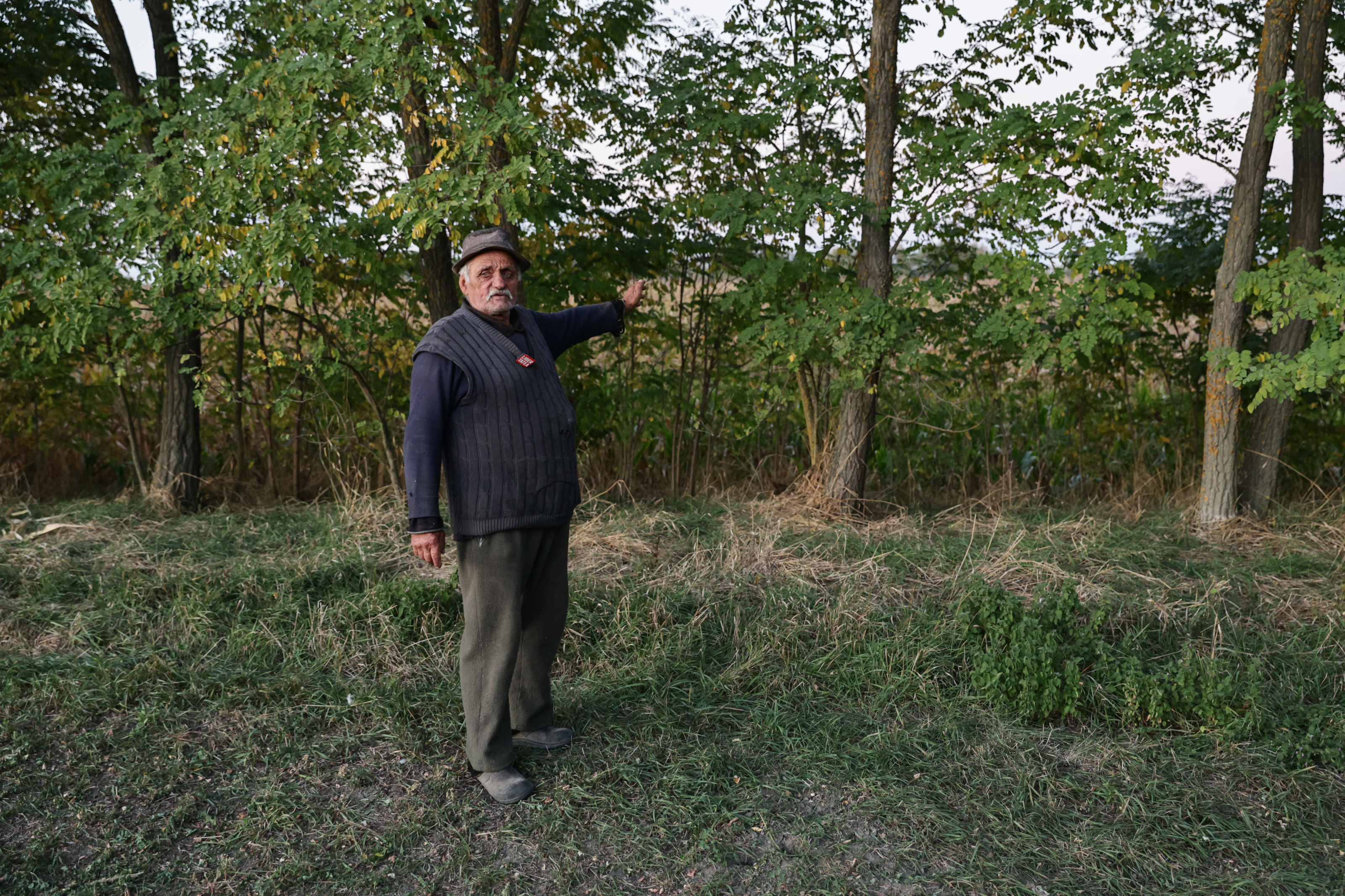 Bătrânul de la marginea lumii. Mesaj pentru politicieni: „Ce mănânci tu, aşa şi ceilalţi. Noi am fost 14 copii, ce-o mâncat tata, ne-o dat şi nouă, nu că el a mâncat carnea, şi noi borşul”