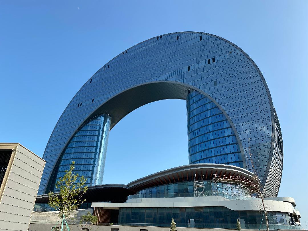 De ce merită să încercați o vacanță în Azerbadjan. Metropola în care benzina e 2,6 lei, călătoria cu metroul un leu, nu sunt cerșetori și scandalagii, iar arhitectura sfidează geometria 