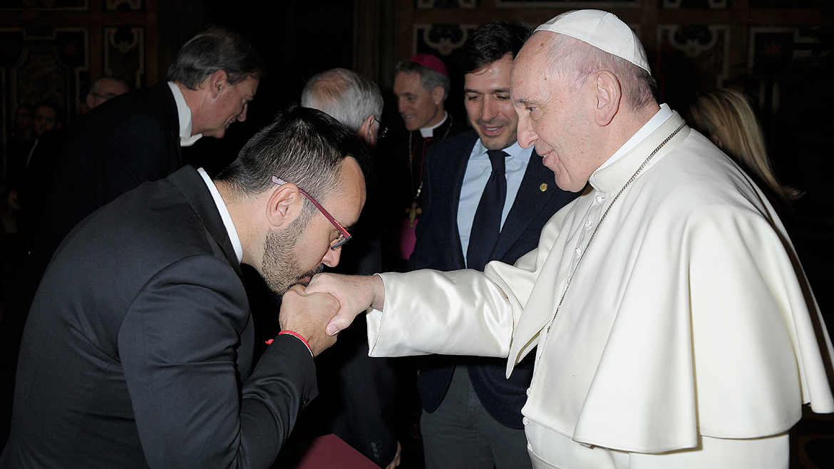 Fotbaliștii echipei Villarreal au fost primiți de Papa Francisc înaintea meciului cu AS Roma / GALERIE FOTO & VIDEO
