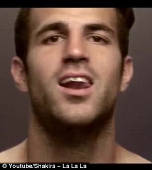 Shakira l-a luat pe Pique în videoclipul pentru Mondiale