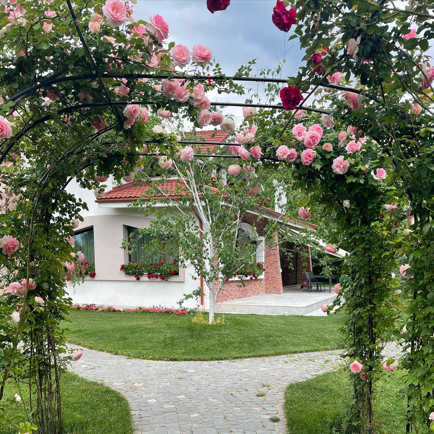 Imagini cu casa în care locuiește Mirela Vaida cu soțul și cei trei copii. Vila din Snagov a prezentatoarei e chiar lângă pădure