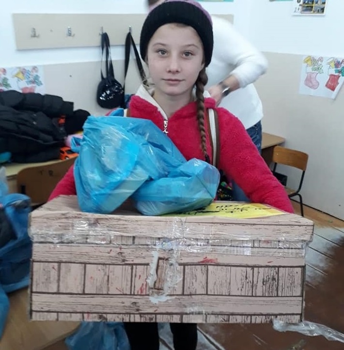 REPORTAJ/Preotul care a strâns o armată de îngeri păzitori și-a reușit o minune. 4.000 de copii săraci au intrat în an nou cu hăinuțe noi!