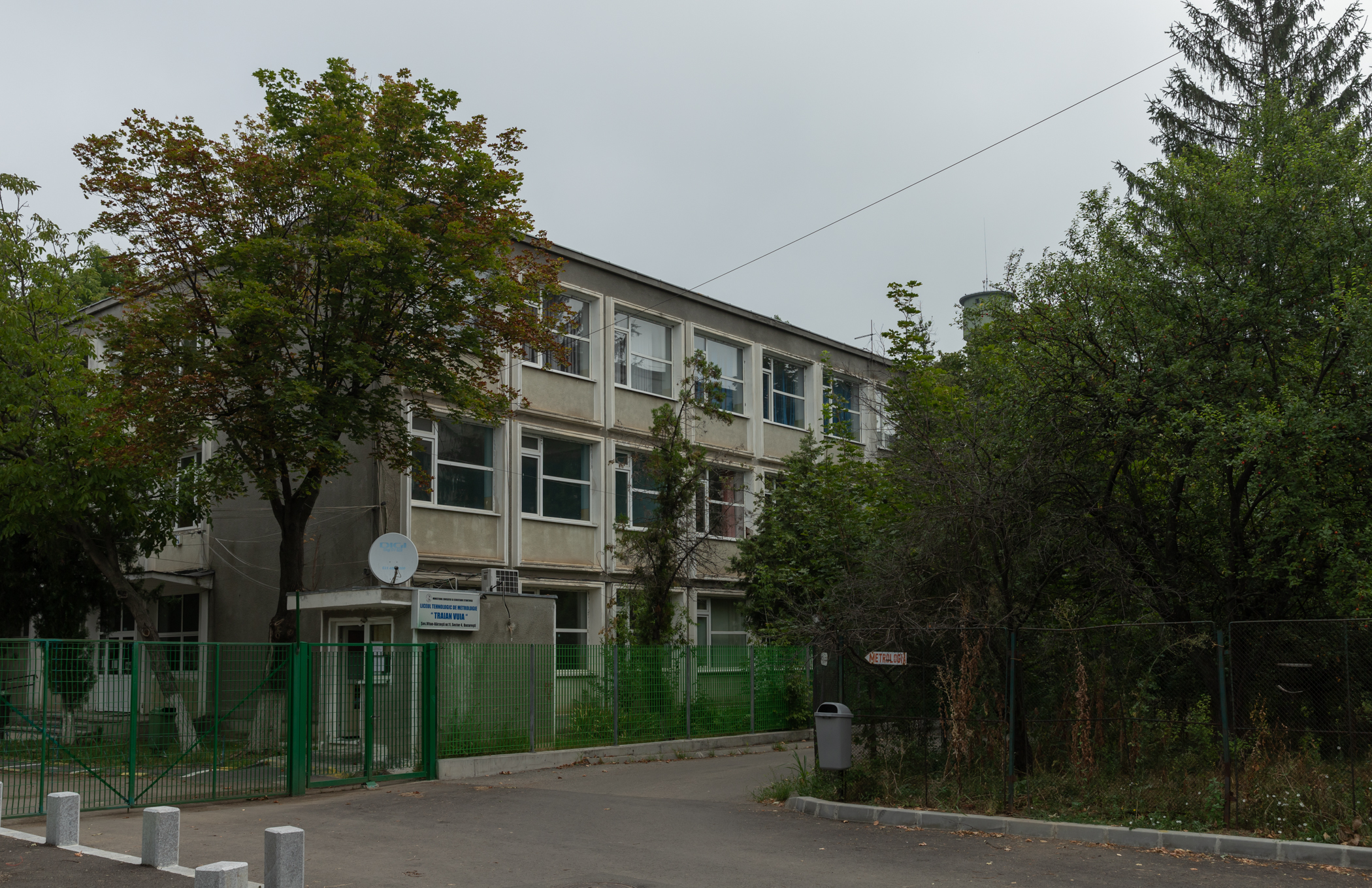 Mii de elevi din sectorul 4, mutați de primărie „temporar” în alte locații, pentru consolidări care nu au început nici după 2 ani