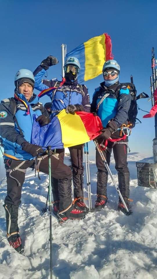 FOTO/ Jandarmii montani au arborat steagul României pe Vârful Moldoveanu