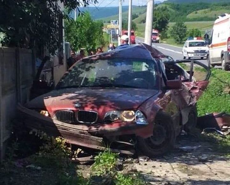 Accident mortal în județul Alba. Un copil de 5 ani a murit după ce mașina în care se afla a intrat într-un stâlp şi o casă