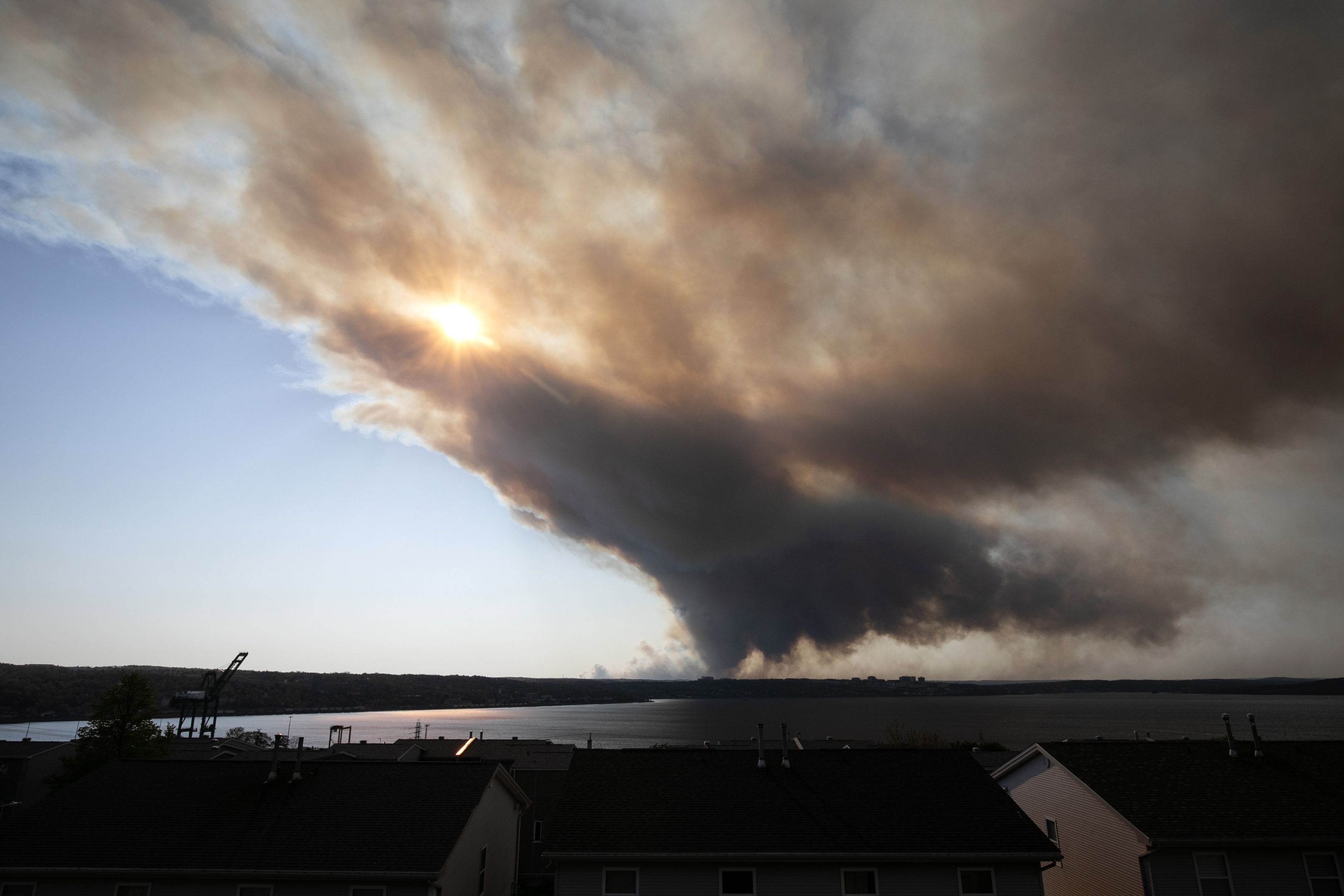Fumul degajat de incendiile de vegetație din Canada ridică probleme de sănătate publică în New York