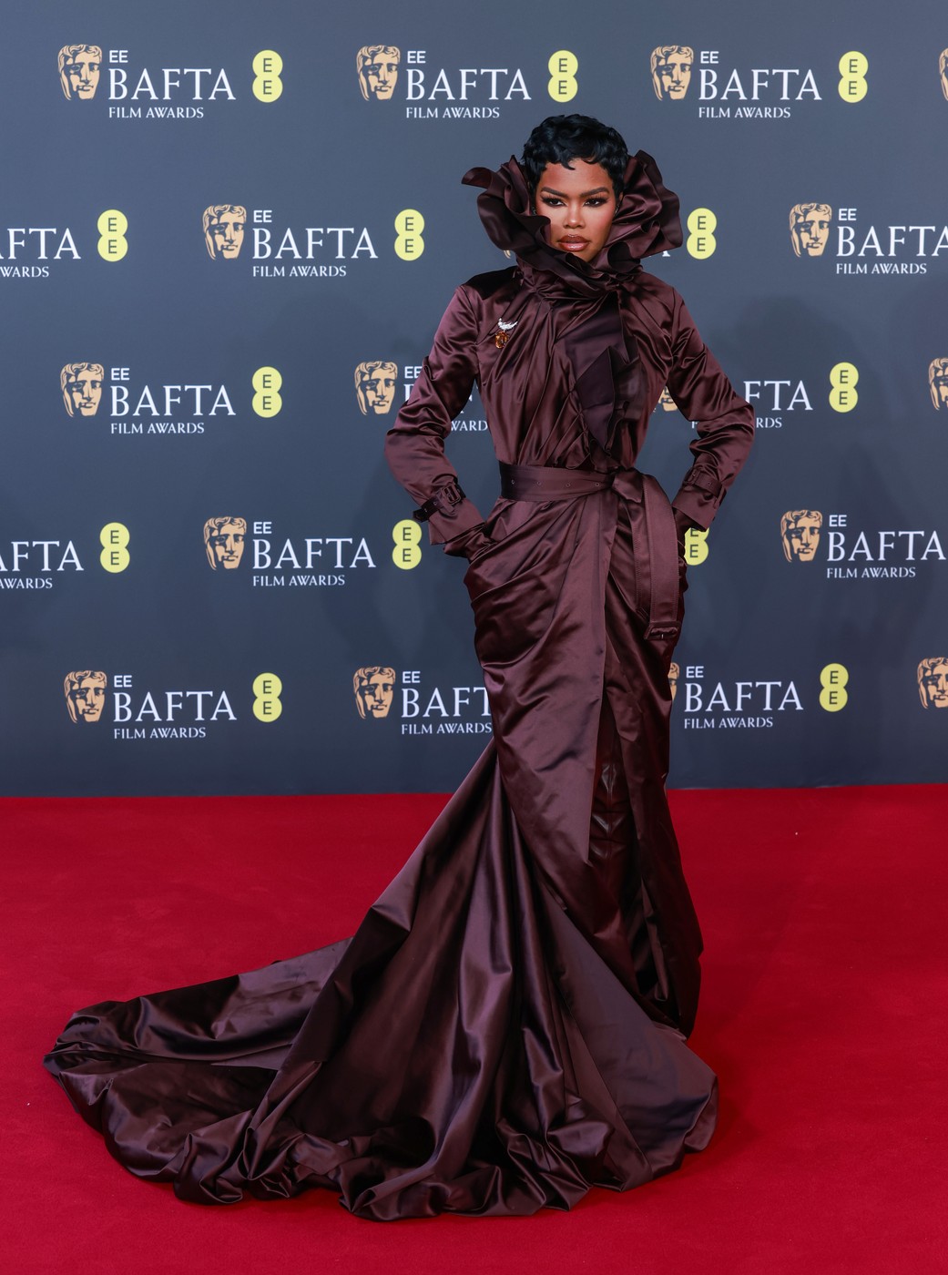 Topul celor mai prost îmbrăcate vedete la Premiile BAFTA 2026. Un actor a purtat un costum cu detalii ce imitau mătreața, iar o actriță a avut o rochie suport pentru pahare