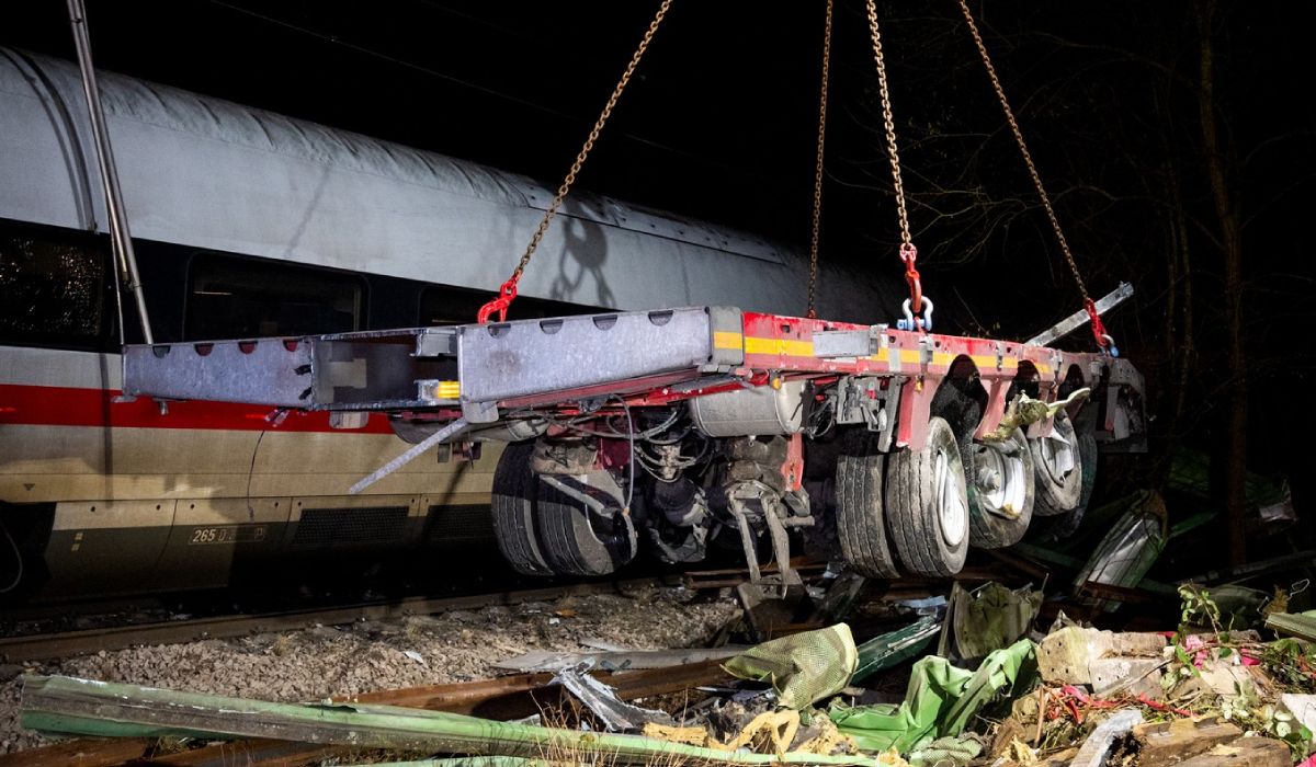 Un șofer român de TIR a sărit din cabină și a lăsat camionul pe șine, când a văzut că vine trenul, în Germania. Un mort și 25 de răniți