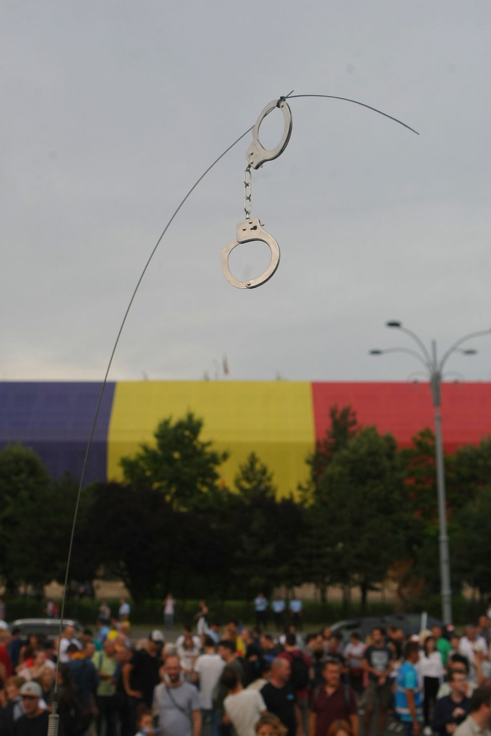 FOTO&VIDEO/ Câteva mii de persoane au protestat în Piața Victoriei, joi seară