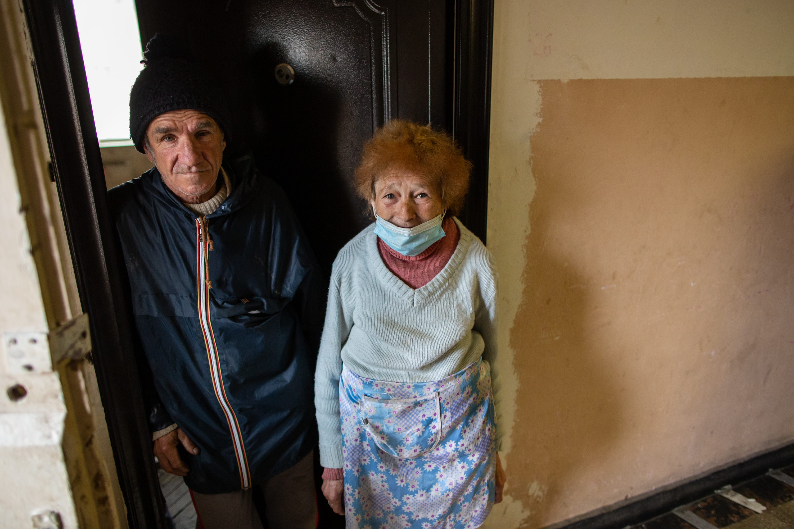 Oameni fără nici o armă în fața coronavirusului. Igienă la lighean și veceuri turcești în ”blocurile grecești” din Ștefănești