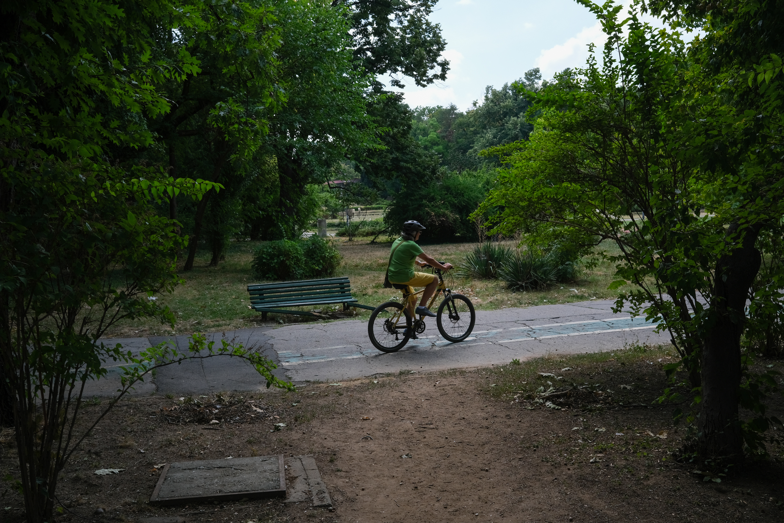 Parcul Herăstrău, degradarea continuă. Bănci rupte, iarbă lipsă, alei crăpate și arteziene fără apă