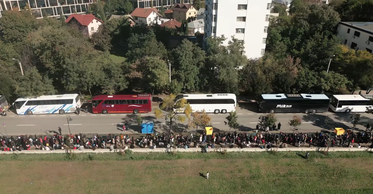 Imagini cu mii de pelerini care stau la coadă la moaștele Sfintei Parascheva, filmate cu drona