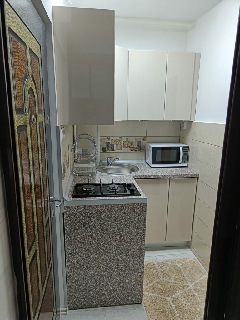 FOTO. Cum arată garsoniera cu bucătărie în hol pentru care se cer 300 de euro: „Numai în Cluj găsești genul ăsta de garsoniere”