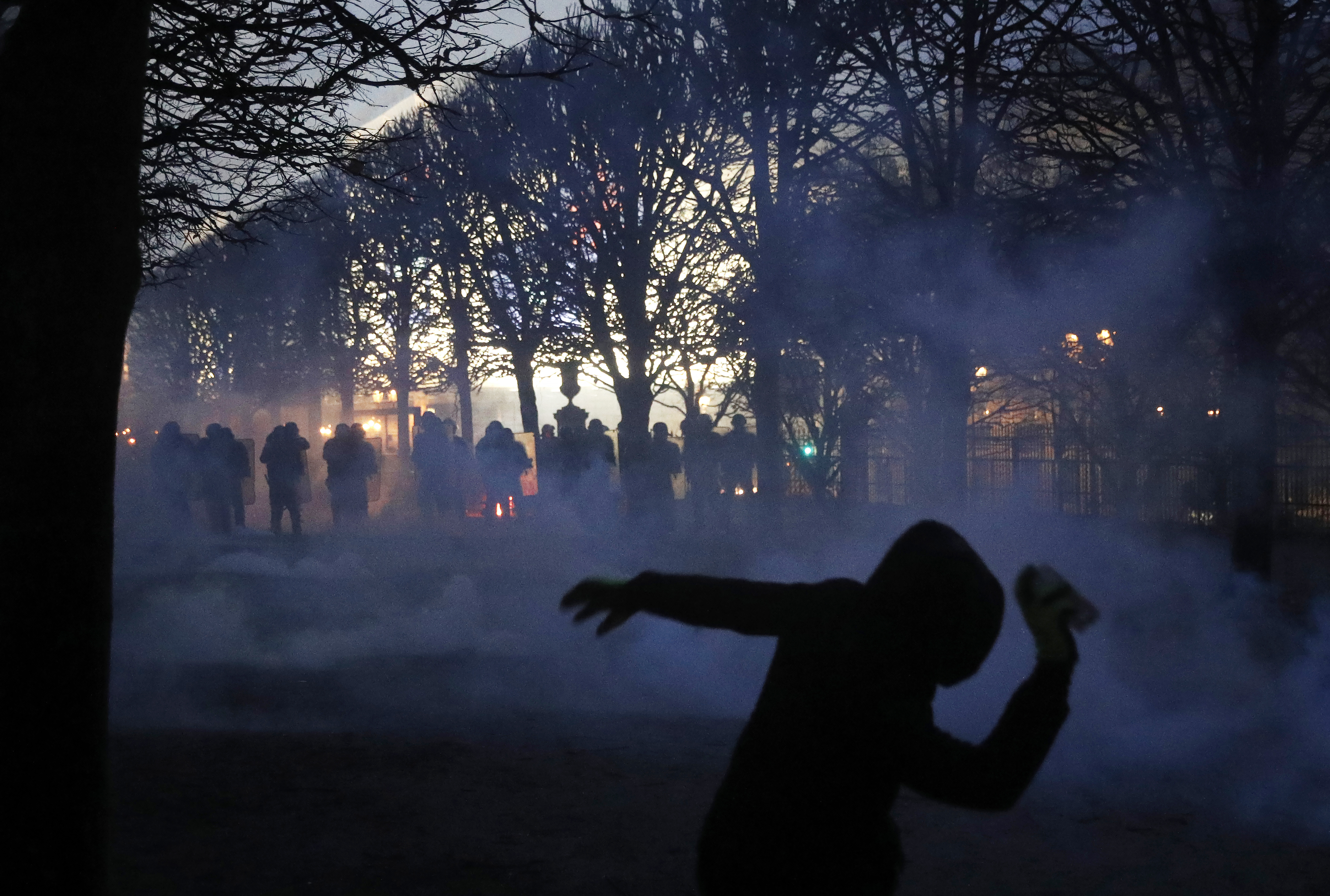 GALERIE FOTO/ Franța ar putea institui stare de urgență după violențele de sâmbătă din Paris. Mașini și clădiri au fost incendiate, iar sute de persoane au fost rănite