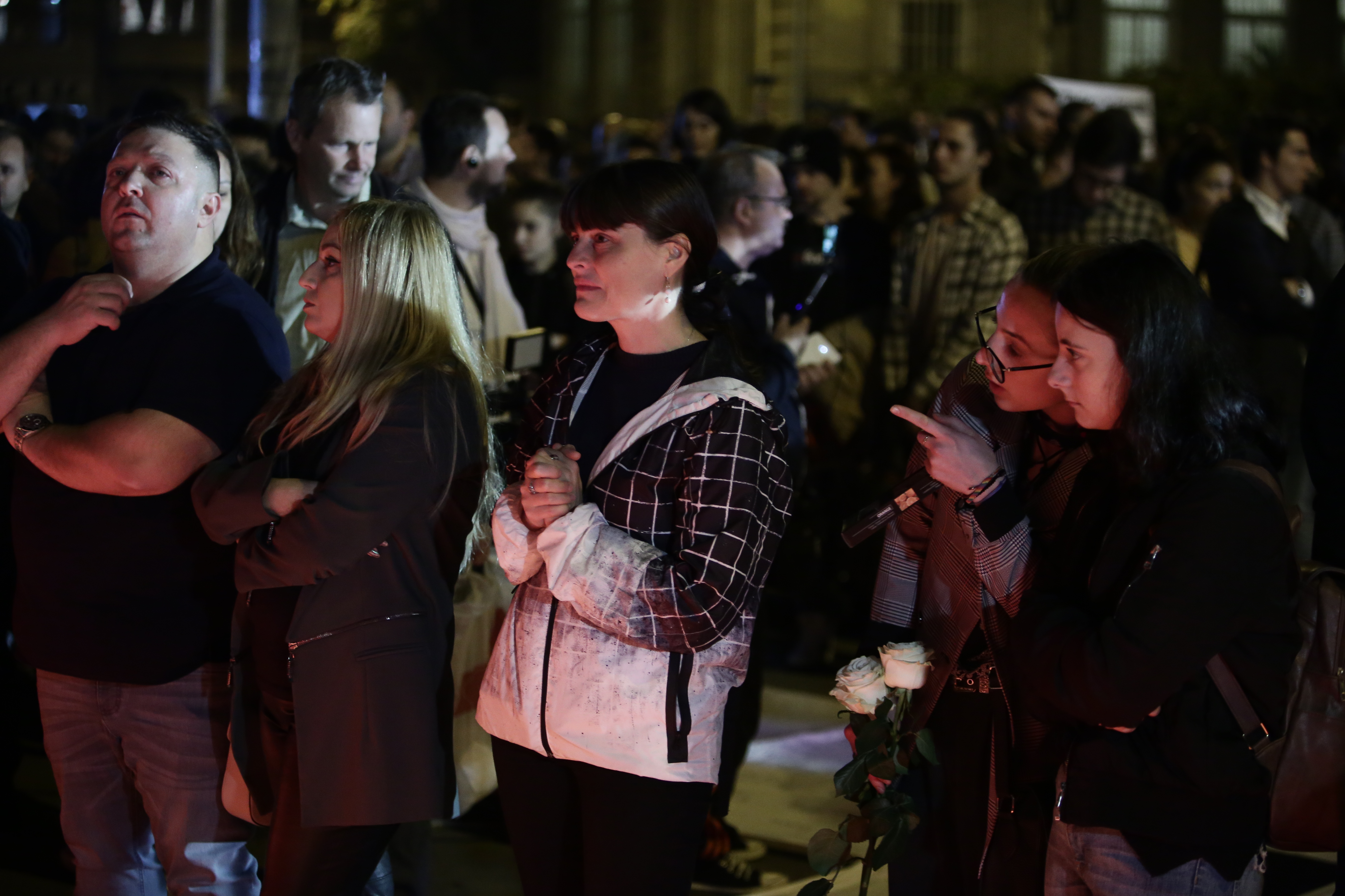 FOTO&VIDEO / Marșul chitarelor, pe muzica durerii. Sute de oameni au adus un omagiu celor care au murit în Colectiv. Părinții și-au înăbușit durerea: „Vrem să se facă dreptate”