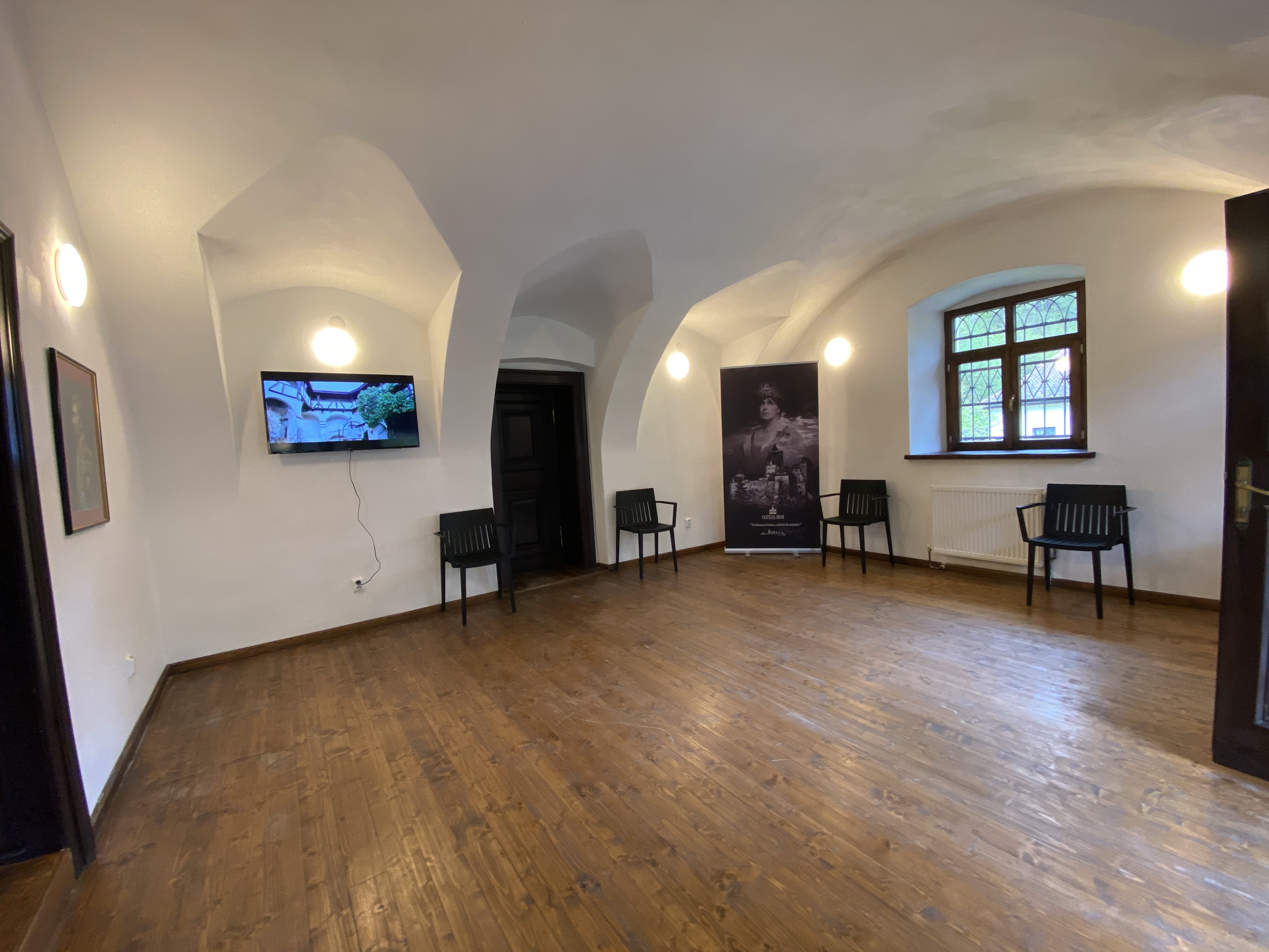Cum decurge vaccinarea la Castelul Bran. Mai mulți turiști străini, printre cei imunizați