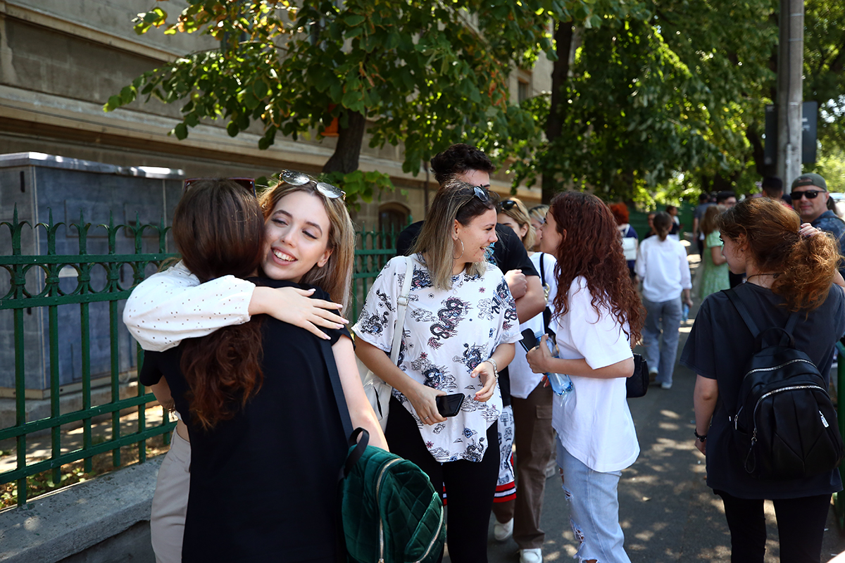 A fost pusă să dea Bacul desculță din cauza înscrisurilor de pe adidași. Elevii de la Colegiul „Șincai” cărora li s-au anulat lucrările povestesc prin ce au trecut