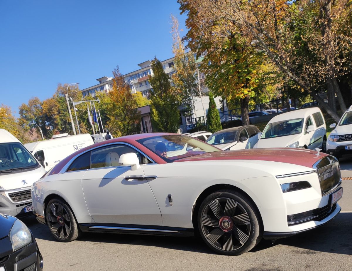 Primul model de Rolls-Royce electric, care costă cel puțin 400.000 de euro, dus la RAR ca să facă ITP-ul