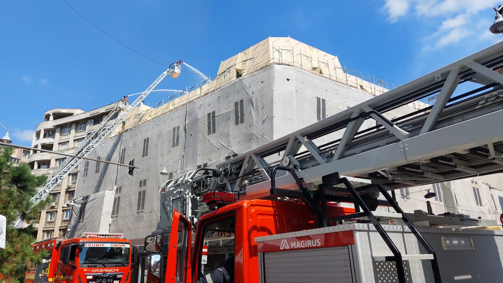 Incendiu în București, la o clădire din zona Piaţa Universităţii. Calea Victoriei, blocată