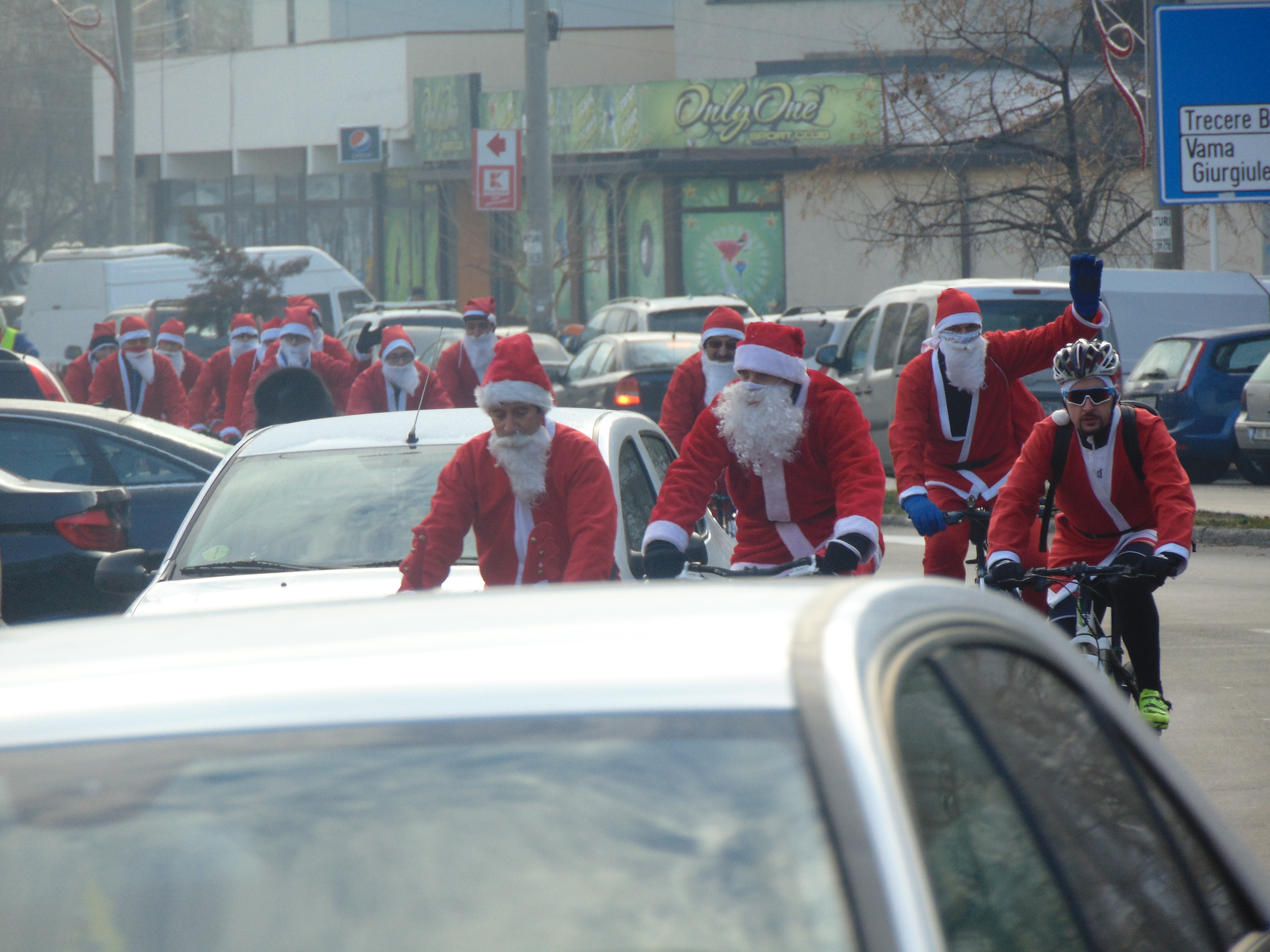 Moș Crăciun a dat sania pe bicicletă și a împărțit dulciuri celor mici. Pe unde se plimbă ciclo-moșii /GALERIE FOTO
