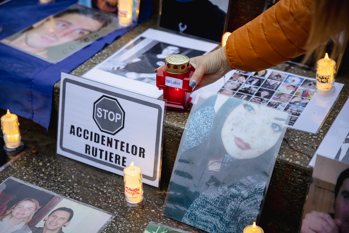 REPORTAJ. Victimele accidentelor auto au fost comemorate, la Bârlad, cu preot şi poliţişti: „Să nu mai avem asfalt însângerat!”