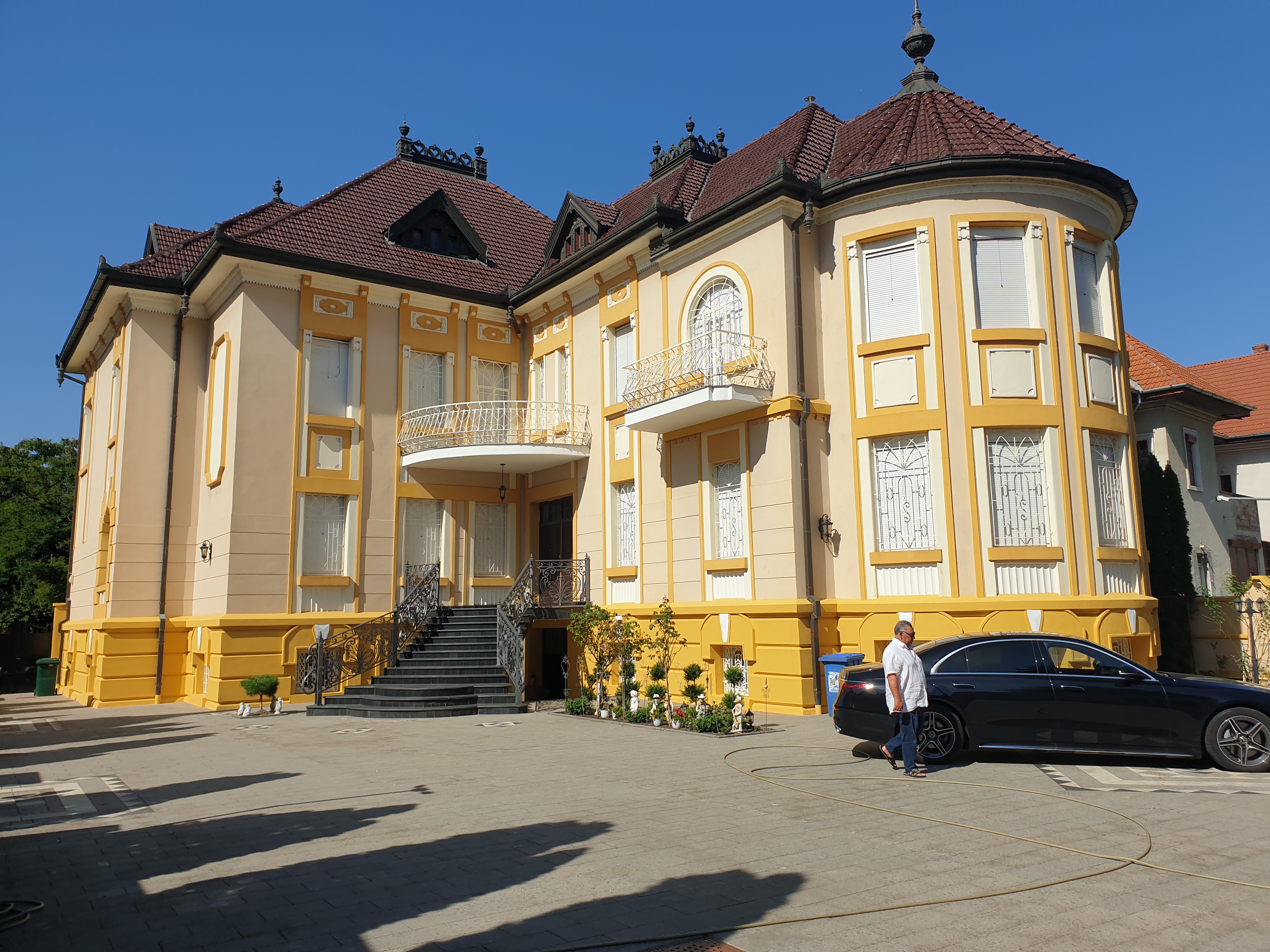 Palatul din Timișoara „naționalizat” de Dominic Fritz și locuit de clanul Momiță. De ce a respins Judecătoria Arad evacuarea
